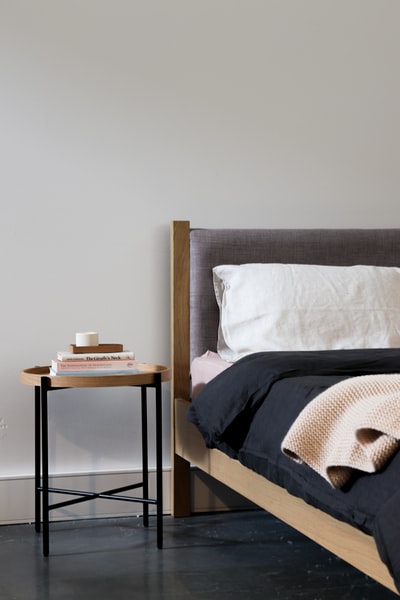 黑床上的白色枕头